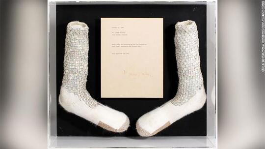 Bukan Fans Michael Jackson Sejati Kalau Lo Ga Punya Kaus Kakinya yang Seharga 14 M!