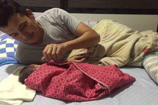 Suami Siaga, Bantu Istri Melahirkan Sambil Telponan dengan Dokter