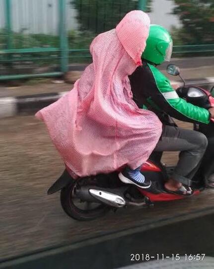 Kocak! Inilah Kreatifitas Warga +62 Guna Menghindari Air Hujan Saat Berkendara