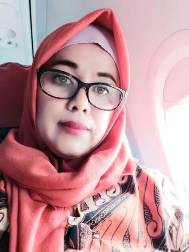 Viral, Pramugara Menyuapi dan Menenangkan Nenek Lansia yang Ketakutan! Siapa Dia?