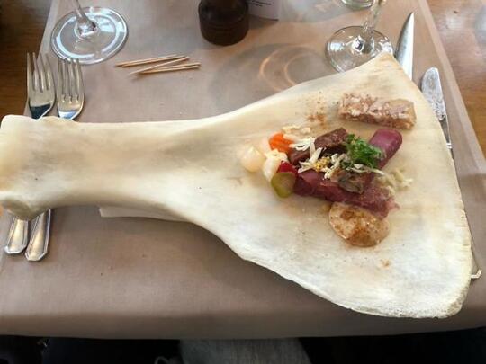Makanan-makanan Ini Disajikan dalam Wadah Anti Mainstream! Berani Coba?
