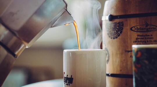 9 Khasiat Minum Kopi Hitam Tanpa Gula Setiap Hari dan 7 Efek Negatifnya