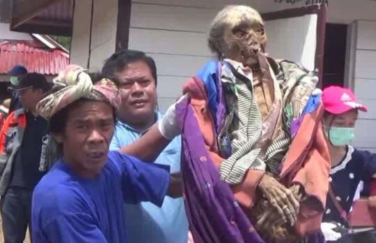 Tradisi Unik Suku Indonesia, Mengubur Jenazah Posisi Duduk - Pengal Kepala Manusia.