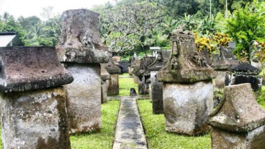 Tradisi Unik Suku Indonesia, Mengubur Jenazah Posisi Duduk - Pengal Kepala Manusia.