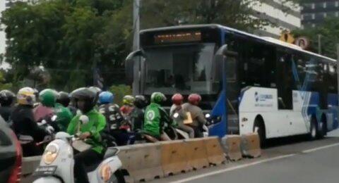 Miris, Bus Transjakarta Disuruh Mundur oleh Pemotor yang Lawan Arus