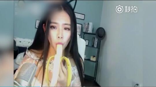 Gegara Ingin Melihat Streamer Cantik Makan Pisang, Pria Ini Tega Menjual Anaknya