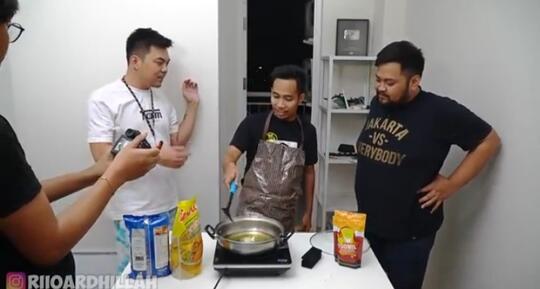 GORENG JENGLOT TEPUNG, Bukti Hantu Sudah Tidak Punya Harga Diri di Mata Warga +62