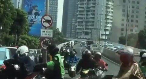 Gerombolan Pemotor Lawan Arah Turun JLNT, Dishub DKI Tepok Jidat