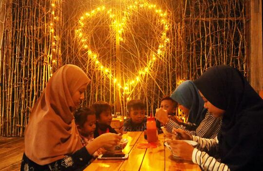 Pak Yajid, Inspirasi dibalik Berdirinya Kafe Laut Semare