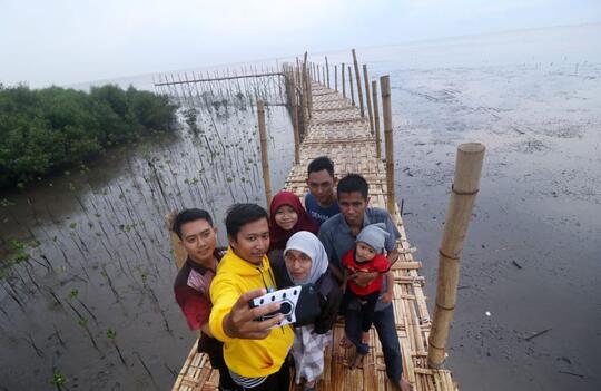 Pak Yajid, Inspirasi dibalik Berdirinya Kafe Laut Semare