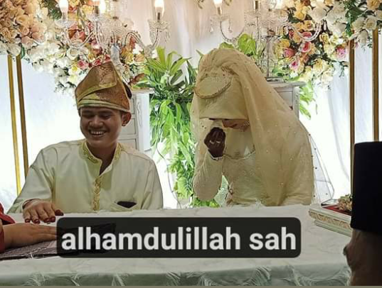 Wow! Murid STM Ini Menikahi Gurunya. Lihat Ekspresi Bahagianya!
