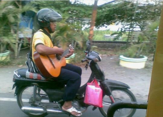 Kelakuan Anti Mainstream, Jangan Ikut-Ikutan Ya Gan.