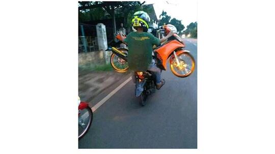 Kelakuan Anti Mainstream, Jangan Ikut-Ikutan Ya Gan.