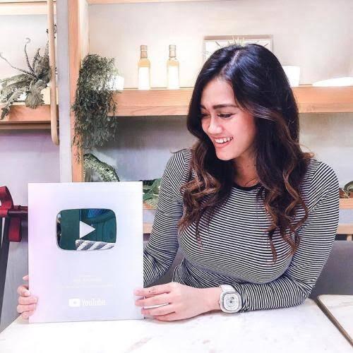Jessie Amalia Youtuber Yang Sexy Menggoda, Hingga Bikin Jakun Naik Turun