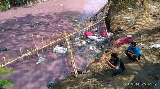 Air Sungai di Cirebon Ini Berubah Warna Menjadi Pink! Apa Penyebabnya Ya?