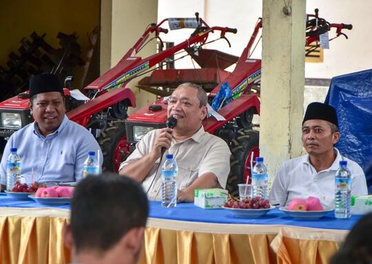 Tepati Janji Politik, HBK Bagikan Traktor Untuk Petani Lombok
