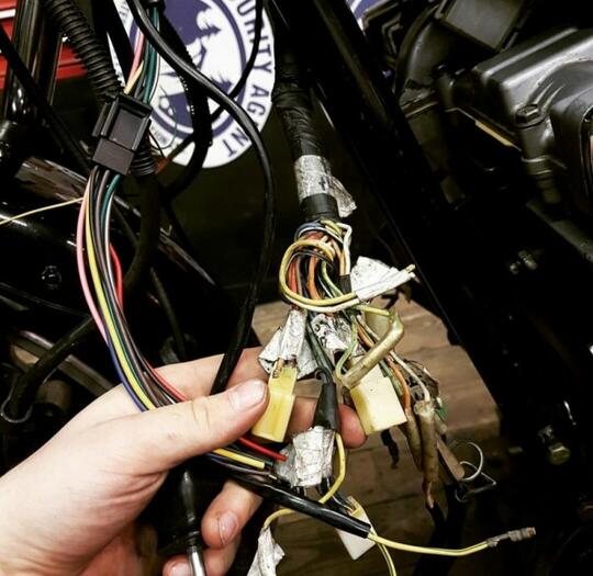 Lampu di Sepeda Motor Kamu Jadi Redup? Coba Periksa 5 Bagian Ini