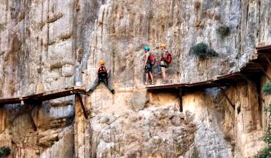 Wisata Extreme Dunia, Ada yang Minat Mencoba ?