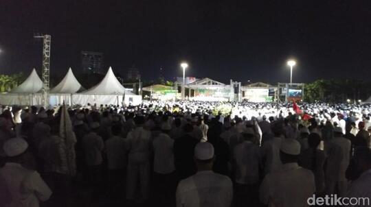 Massa Reuni 212 Salat Subuh Berjemaah di Monas