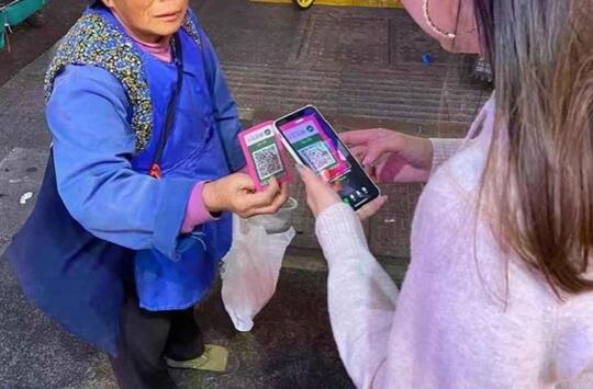 Inovasi Gan! Pengemis Asal China Ini Sudah Pakai QR Code untuk Transaksi Digital