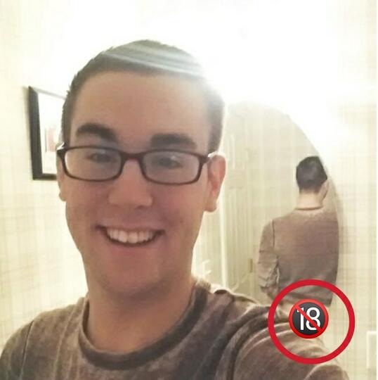 6 Foto Selfie Ini Bikin Gagal Fokus, "Anu"-nya Tak Sengaja Terpotret