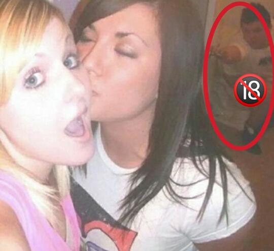 6 Foto Selfie Ini Bikin Gagal Fokus, "Anu"-nya Tak Sengaja Terpotret