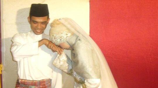Tepat di Hari Perceraiannya, Mellya Juniarti Unggah Foto Lawas dengan UAS