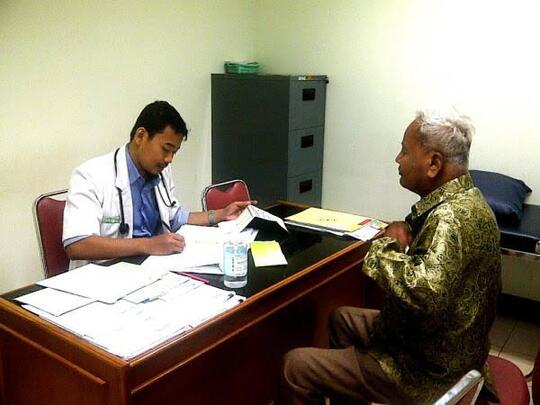 Tulisan Tangan Dokter Seperti Cakar Ayam? Ini Alasannya!