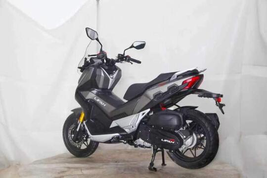 Satu-Satunya Rival Head To Head Honda ADV150, Shock Depan Sudah Upside Down