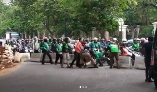 Ojol Buka Paksa Jalur Putar Balik Jalan Satrio, Dishub Terjunkan Petugas