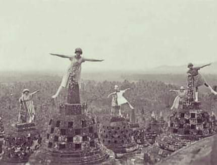 6 Foto Jadul Orang-orang Belanda di Borobudur Ini Sangat Tidak Sopan dan Bikin Emosi