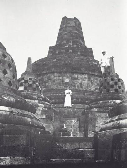 6 Foto Jadul Orang-orang Belanda di Borobudur Ini Sangat Tidak Sopan dan Bikin Emosi