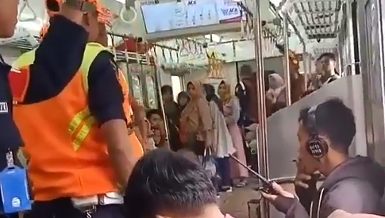Diseret Security karena Merokok, Penumpang KRL Maha Santuy Ini Bikin Geram Netijen!