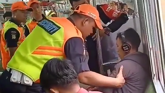 Diseret Security karena Merokok, Penumpang KRL Maha Santuy Ini Bikin Geram Netijen!