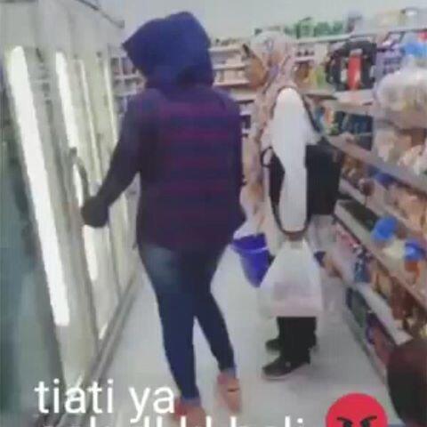 Ingin Viral? Ibu Muda Ini Melakukan Hal Yang Tak Pantas Ditiru Di Sebuah Mini Market