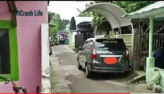 Punya Mobil Gak Punya Garasi? 8 Gambar Garasi Ini Bisa Bikin Orang Bunuh Diri!