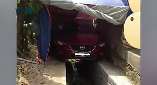 Punya Mobil Gak Punya Garasi? 8 Gambar Garasi Ini Bisa Bikin Orang Bunuh Diri!