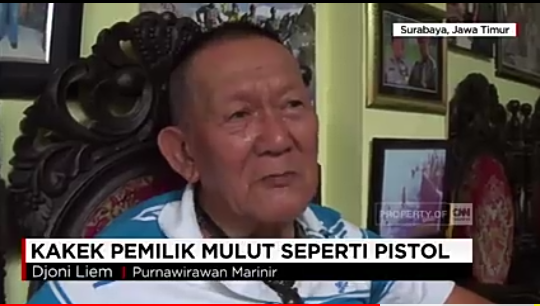 Kakek Djoni Liem Pemilik Semburan Mulut Berbisa, Lihat Video Keahliannya di Sini!