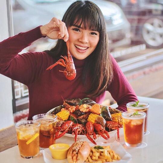 Fenomena Food Vlogger Di Indonesia Yang Rela Makan Pedas Demi Viewer