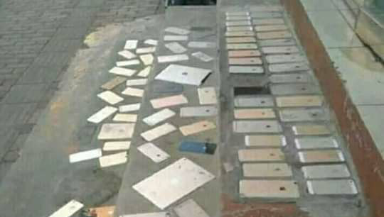 Siapa Bilang iPhone Barang Berharga? Lihat Tangga Ruko Ini Berkeramik iPhone!
