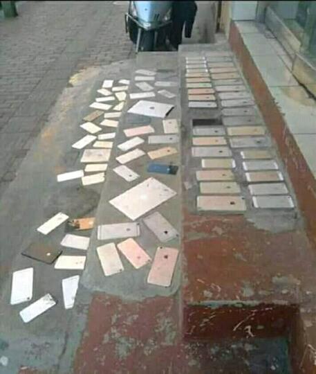 Siapa Bilang iPhone Barang Berharga? Lihat Tangga Ruko Ini Berkeramik iPhone!