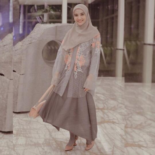 Outfit Pesta Hijab Zaskia Sungkar Ada Batik Hingga Dress