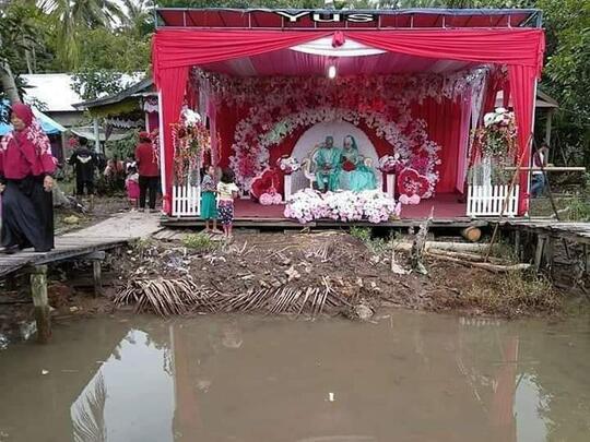Resepsi Nikah Versi Netizen +62, Diatas Kolam-Di Rel Kreta Api-Sampai Diatas Genteng!