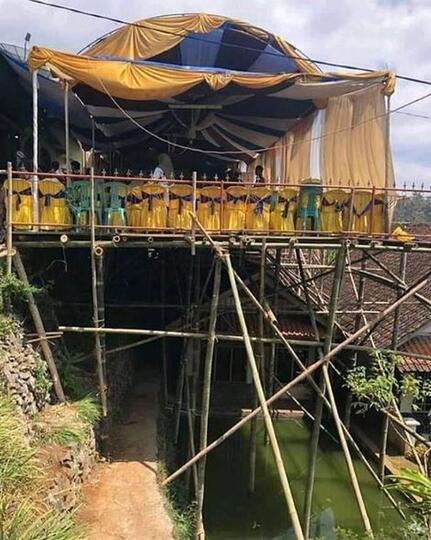 Resepsi Nikah Versi Netizen +62, Diatas Kolam-Di Rel Kreta Api-Sampai Diatas Genteng!