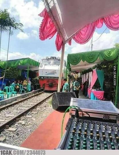 Resepsi Nikah Versi Netizen +62, Diatas Kolam-Di Rel Kreta Api-Sampai Diatas Genteng!