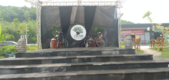 Asyiknya Istirahat di Rest Area Batang