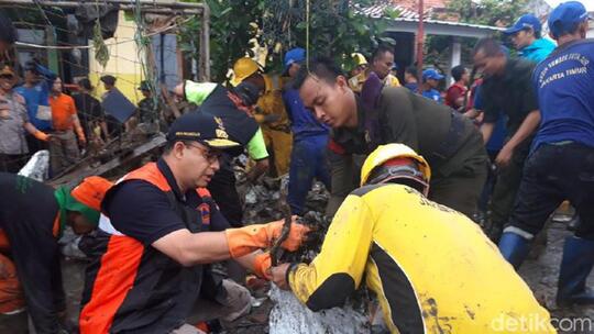 Ikut Kerja Bakti, Anies Bersihkan Sampah Berlumpur Sisa Banjir di Jaktim