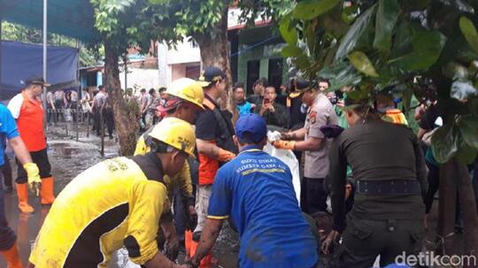 Ikut Kerja Bakti, Anies Bersihkan Sampah Berlumpur Sisa Banjir di Jaktim