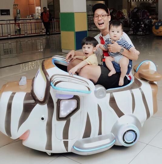 Keren! Inilah Artis Pria Yang Sudah Berkepala Tiga, Namun Seperti Masih Berkepala Dua
