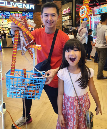 Keren! Inilah Artis Pria Yang Sudah Berkepala Tiga, Namun Seperti Masih Berkepala Dua
